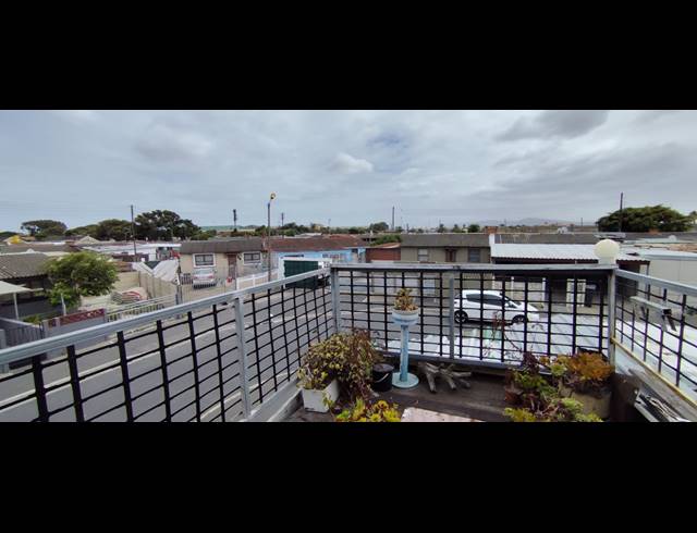 2 BEDROOM FREEHOLD FOR SALE IN MANENBERG